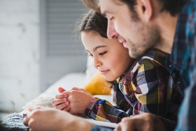 Concepto de vista de cerca para el día del padre con padre e hija leyendo