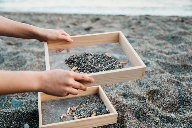 Concepto de voluntario y playa con cigarros