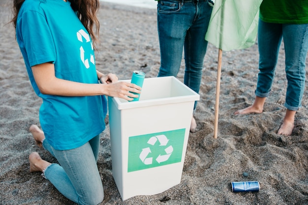 Concepto de voluntario y playa