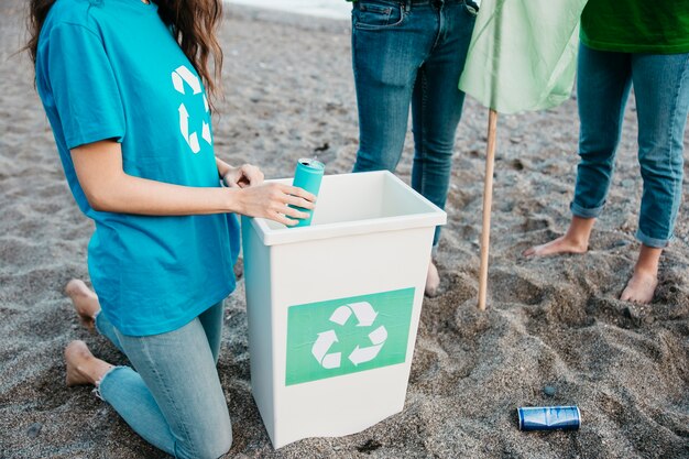 Concepto de voluntario y playa