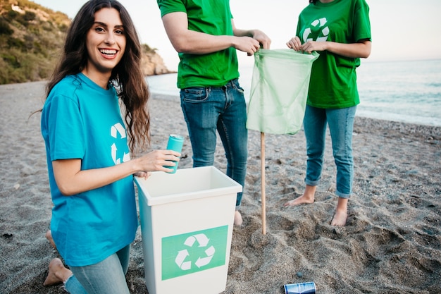 Concepto de voluntario y playa