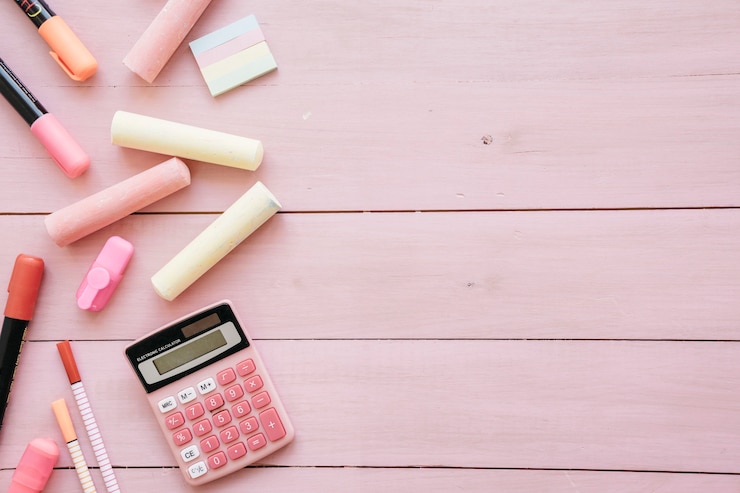 Foto gratuito concepto de vuelta al cole con calculadora y tiza