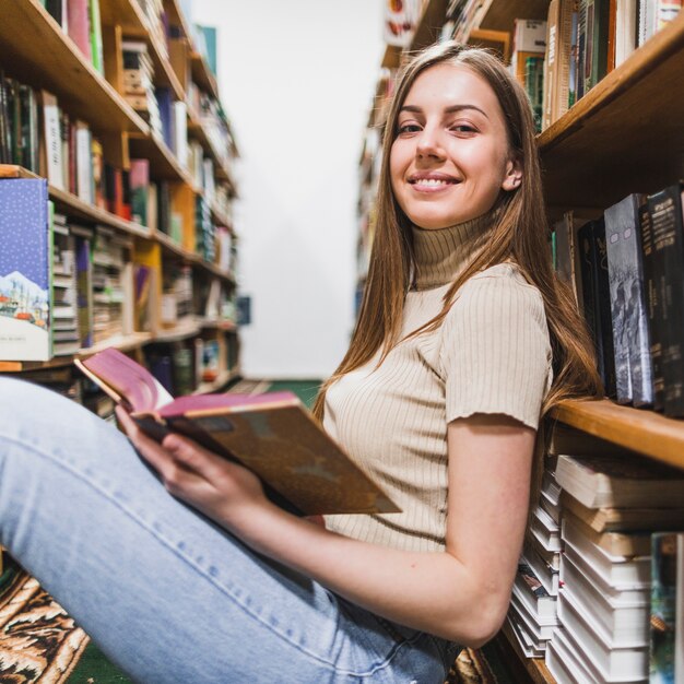 Concepto de vuelta al cole con mujer estudiando en librería