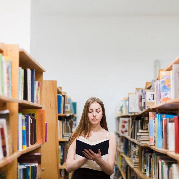 Foto gratuita concepto de vuelta al cole con mujer estudiando en librería