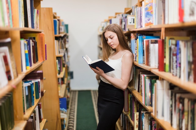 Concepto de vuelta al cole con mujer estudiando en librería