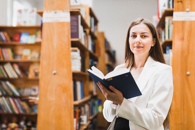 Concepto de vuelta al cole con mujer estudiando en librería