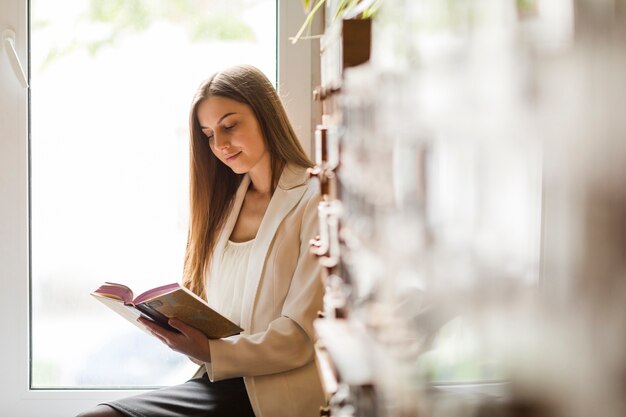 Concepto de vuelta al cole con mujer estudiando en librería