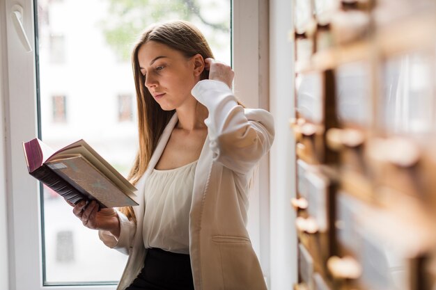 Concepto de vuelta al cole con mujer estudiando en librería