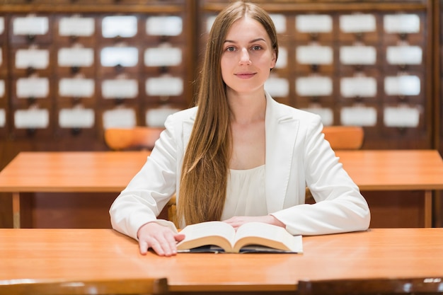 Concepto de vuelta al cole con mujer estudiando en librería