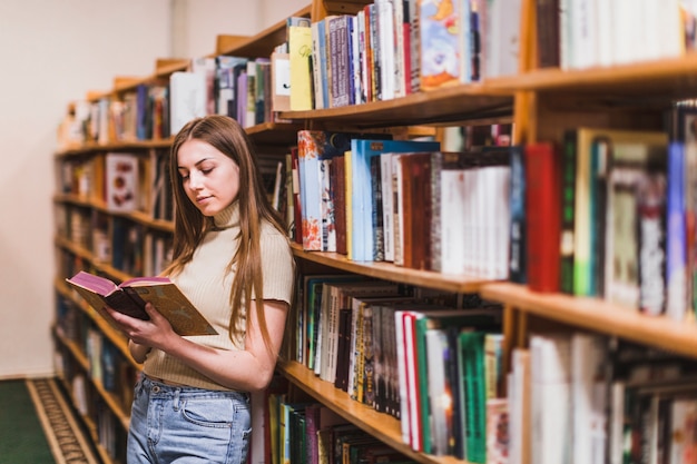 Concepto de vuelta al cole con mujer estudiando en librería