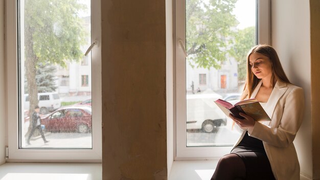 Concepto de vuelta al cole con mujer estudiando en librería