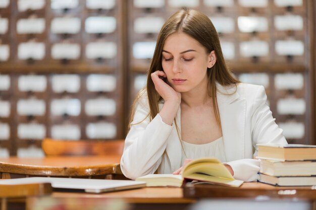 Concepto de vuelta al cole con mujer estudiando en librería