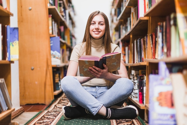 Concepto de vuelta al cole con mujer estudiando en librería