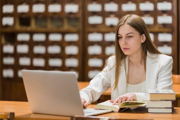 Concepto de vuelta al cole con mujer estudiando en librería