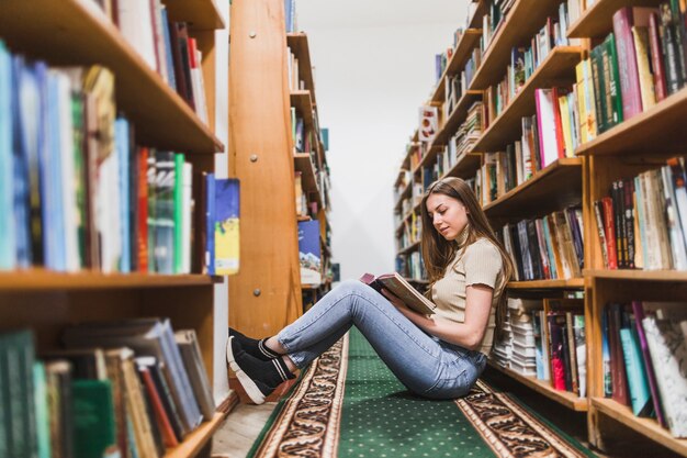 Concepto de vuelta al cole con mujer estudiando en librería