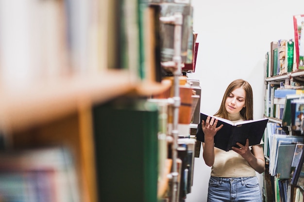 Foto gratuita concepto de vuelta al cole con mujer estudiando en librería