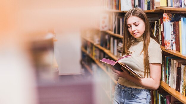 Concepto de vuelta al cole con mujer estudiando en librería