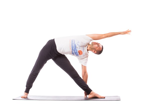 Concepto de yoga en pareja. Pareja joven sana en posición de yoga sobre fondo blanco.