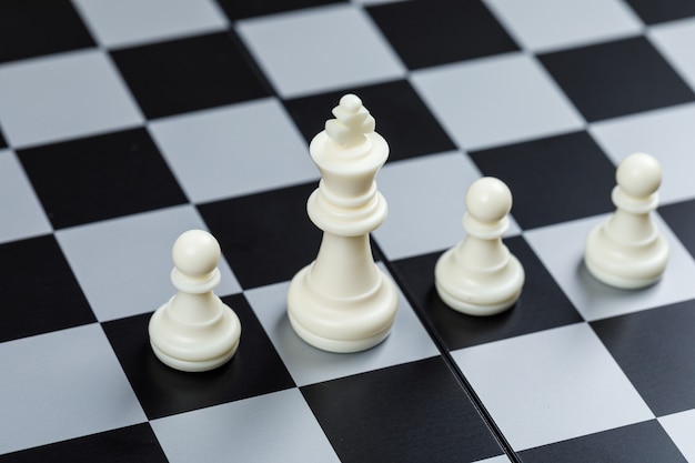 Conceptual de estrategia y ajedrez. en la superficie del tablero de ajedrez vista de ángulo alto. imagen horizontal