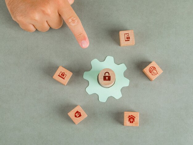 Conceptual de privacidad de datos apuntando con la mano del hombre. con bloques de madera, icono de configuración de papel.