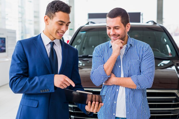 Concesionario de coches hablando a cliente