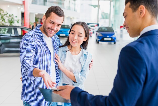 Concesionario de coches hablando a clientes