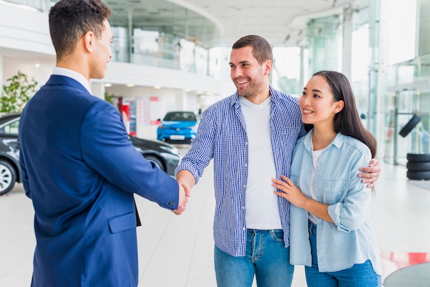 Concesionario de coches hablando a clientes