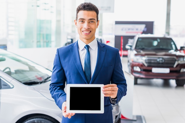 Foto gratuita concesionario de coches con tableta