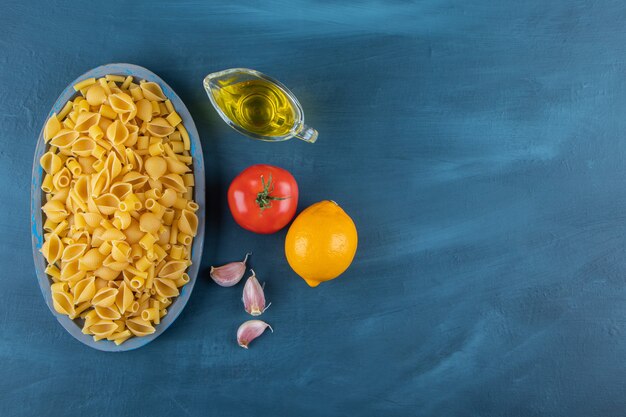 Concha pasta cruda en una tabla sobre un fondo azul oscuro.