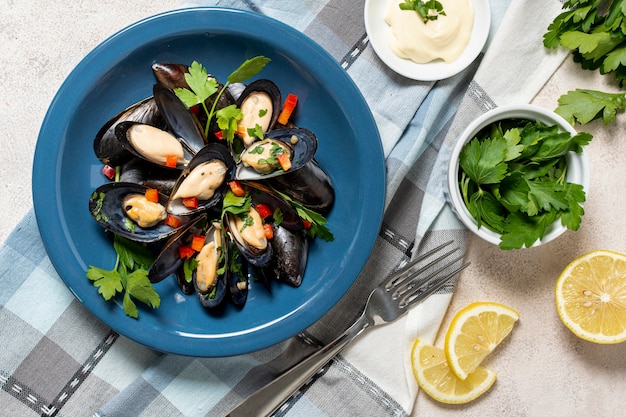 Conchas de mejillones frescos con rodajas de limón