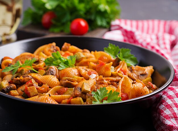 Conchas de pasta italiana con champiñones, calabacín y salsa de tomate.