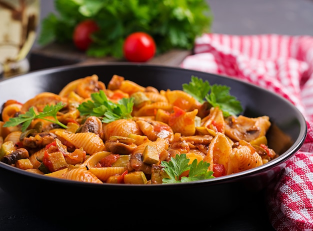 Conchas de pasta italiana con champiñones, calabacín y salsa de tomate.