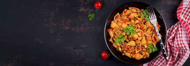 Conchas de pasta italiana con champiñones, calabacín y salsa de tomate.