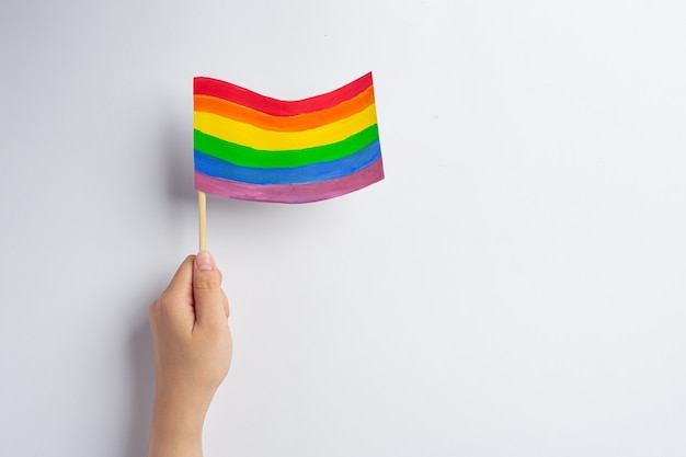 Conciencia de la bandera del arco iris para el concepto de orgullo comunitario LGBT