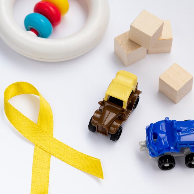 Conciencia de cáncer de alto ángulo con cinta y juguetes
