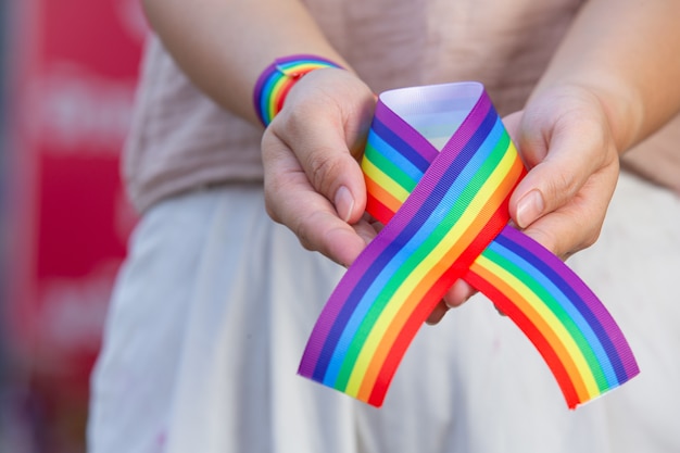 Conciencia de la cinta del arco iris para el concepto de orgullo de la comunidad LGBT