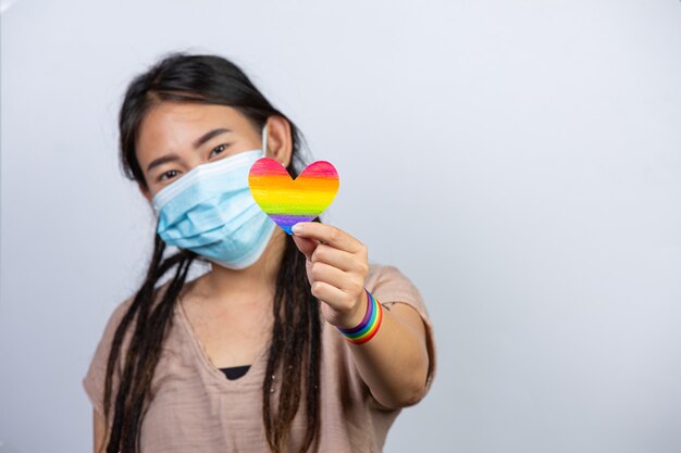 Conciencia del corazón del arco iris para el concepto de orgullo comunitario LGBT