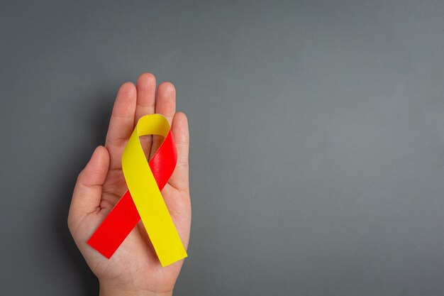 Conciencia del día mundial de la hepatitis con cinta amarilla roja