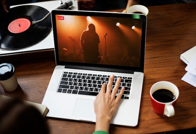 Concierto de transmisión en vivo en una computadora portátil en la nueva normalidad