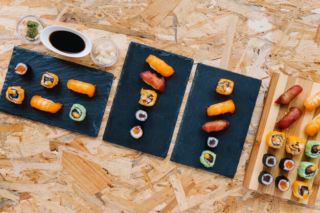 Condimentos cerca de tablas con sushi