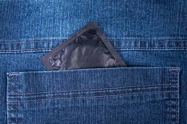 Foto gratuita condón en el bolsillo trasero de los jeans