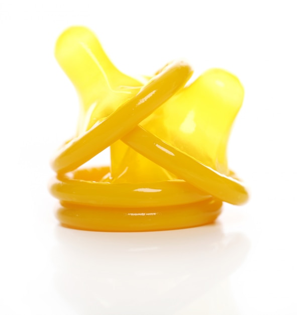 Foto gratuita condones amarillos aislados