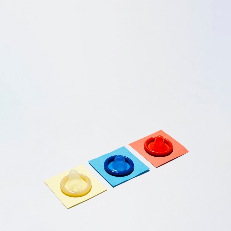 Foto gratuito condones de colores de alto ángulo con espacio de copia
