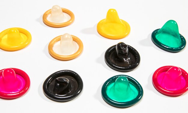 Condones coloridos y transparentes de alto ángulo.