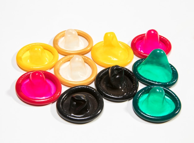 Condones de diferentes colores de alto ángulo.