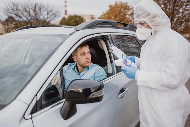 Conducir en muestra de coronavirus