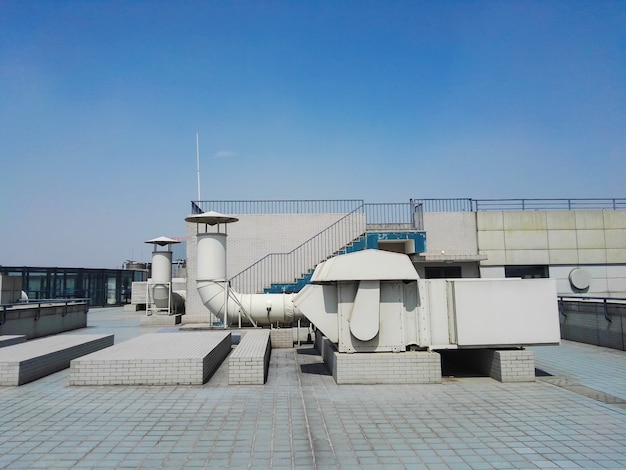 Conducto de ventilación en el techo del edificio