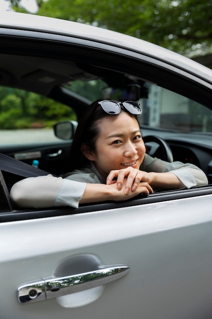 Foto gratuita conductor femenino en coche eléctrico