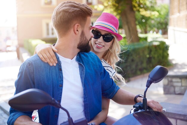 Conductor de moto y su novia