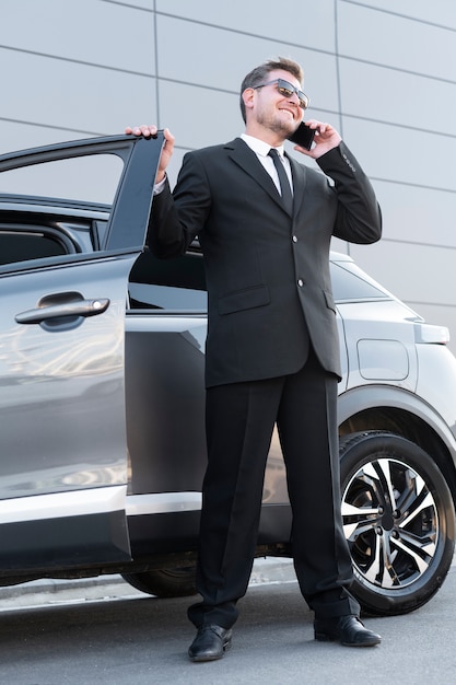 Conductor con puerta de coche abierta